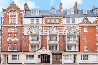 Cute 3 bed flat near the river in putney Main Photo
