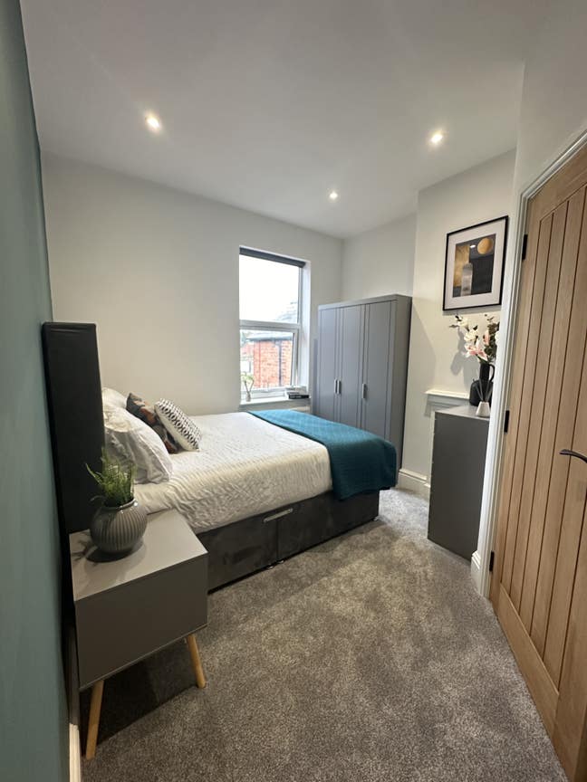 Stunning New large home all En-suite rooms Main Photo