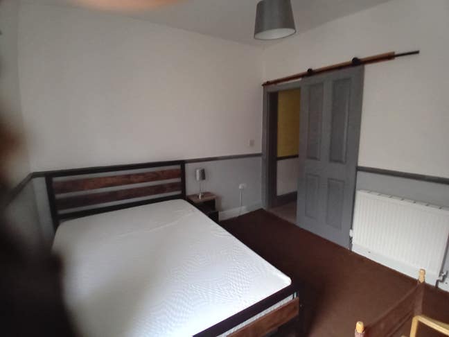 Room in relaxed house off vibrant Newland Avenue  Main Photo
