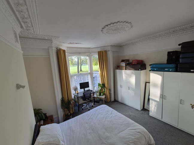 Huge double room in quiet house overlooking park Main Photo