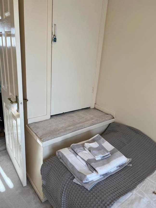 Single room slough  Main Photo