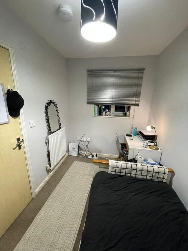 Really nice single room with private toilet Main Photo