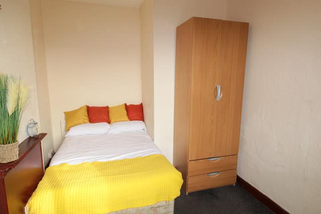 Modern spacious double bedroom to let Main Photo