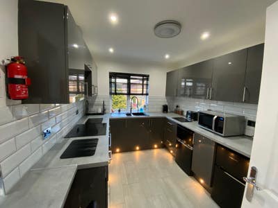 ⭐️ Luxury King Room ⭐️ Own Ensuite & Parking Main Photo