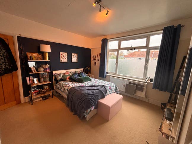 Large double room in lovely spacious house Main Photo
