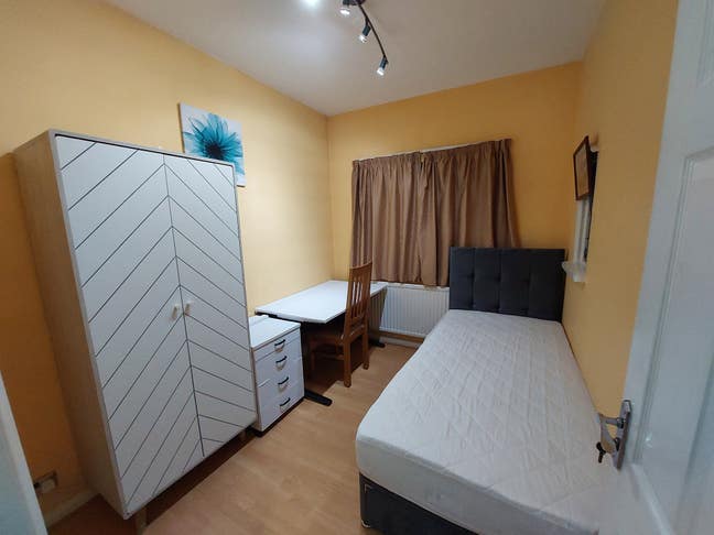 Single Bedroom in Gants Hill Main Photo