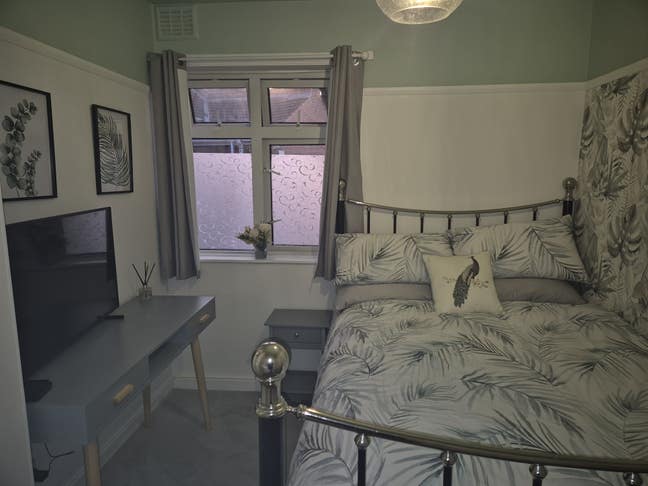 Double room Mon-Fri let female  Exeter St Thomas Main Photo