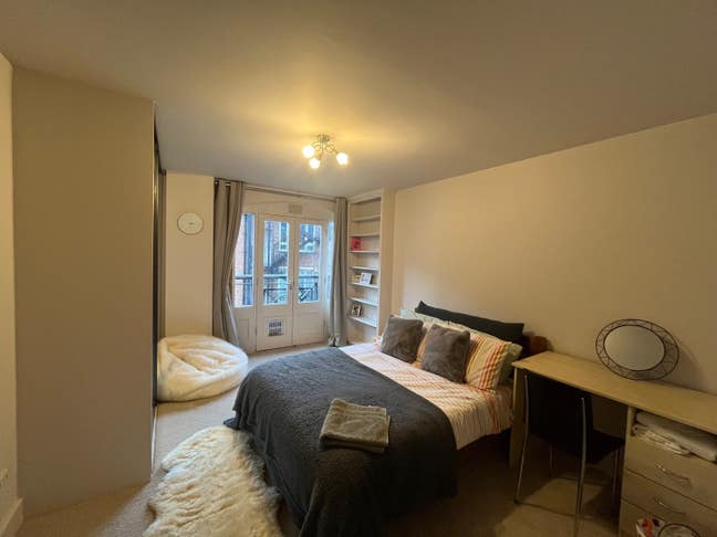 Large double room with own bathroom and balcony Main Photo