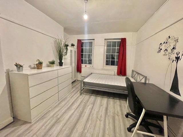 Bills Included Very Spacious Room Great Location Main Photo