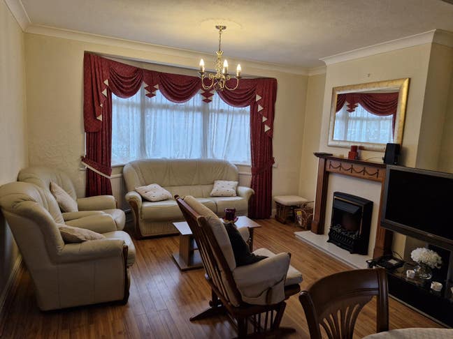 En-suite double room in Whitton Main Photo