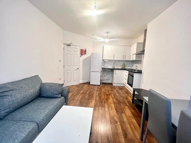 Amazing TWO Bed Apartment to let in Gants Hill Main Photo