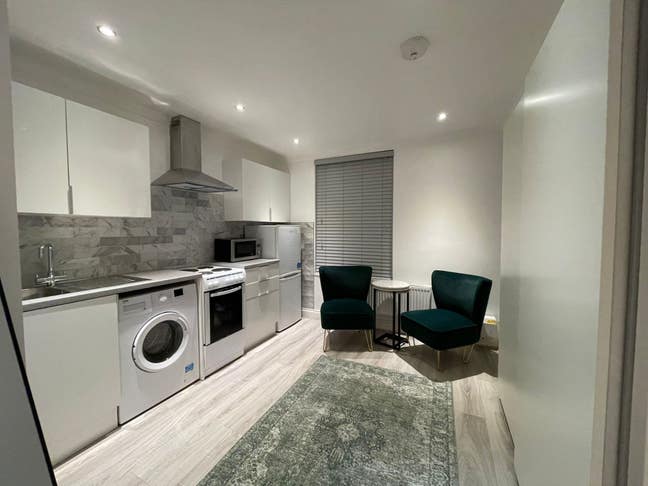 Newly Refurbished, Fully Furnished 1-Bed Studio Main Photo