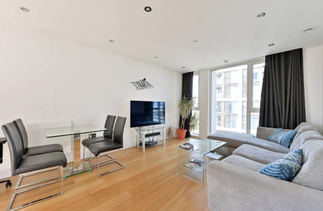 1 bedroom apartment with private balcony in Putney Main Photo