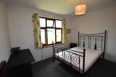 Double room in a shared house available now Main Photo