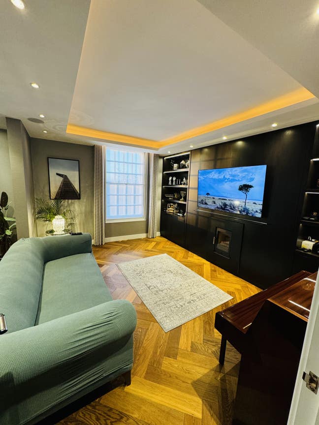 Spacious Modern Bedroom in NW London Penthouse  Main Photo