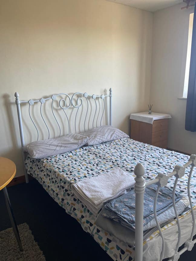 Double bed room for professional or students  Main Photo