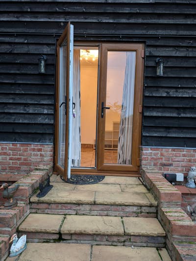 Lovely Double bedroom & ensuite and small lounge Main Photo