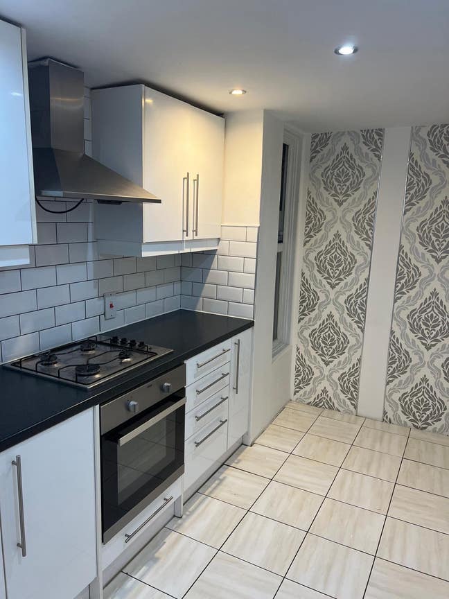 Modern, partially furnished airy first floor flat Main Photo