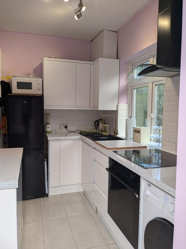 Large Hotel-Style Double Room – Quiet Gated Home – Main Photo