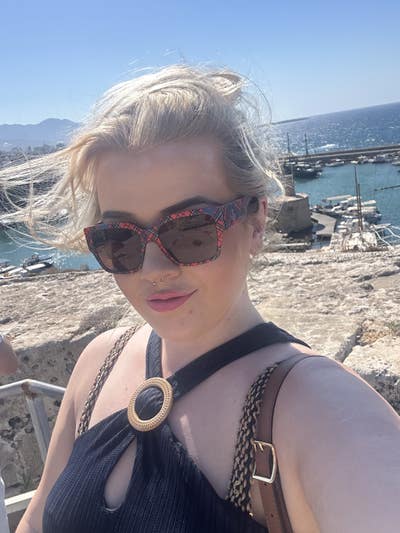 30 year old professional female Main Photo