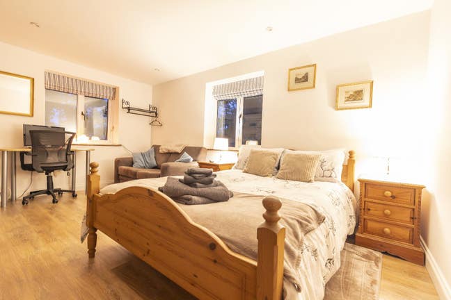 Spacious Double Room in quiet location Main Photo