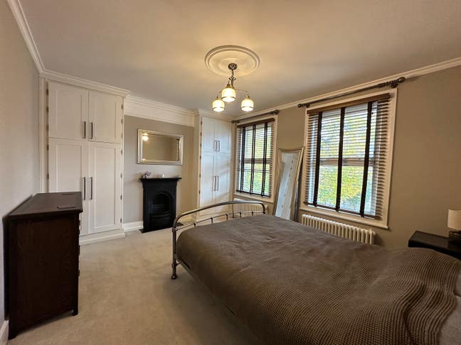 Large Room - Kingsize Bed - LGBTQ+ Landlord  Main Photo