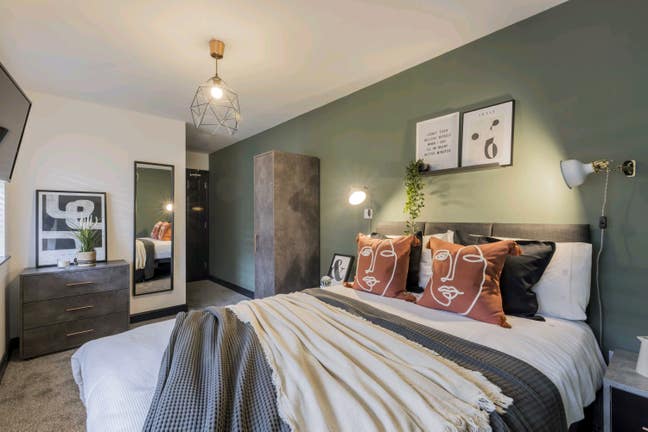 💥All Bills Included 💥One Room Left  Main Photo