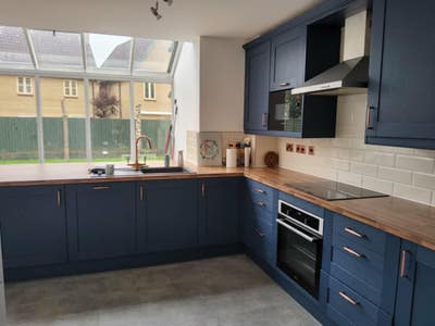 Double room available for rent with king size bed Main Photo