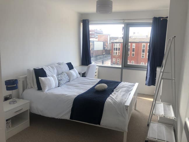 Amazing Female Bedroom in City Centre Main Photo