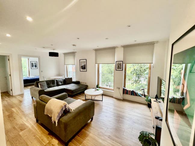 2-Bed Bright & Spacious Flat in West Kensington Main Photo