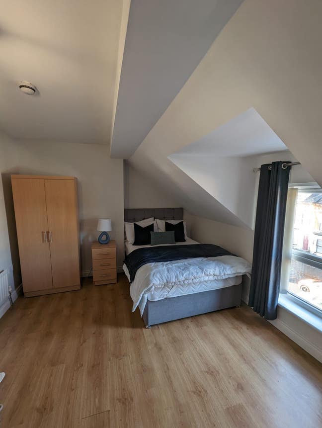 ROOMS TO LET at Rugby Avenue Main Photo