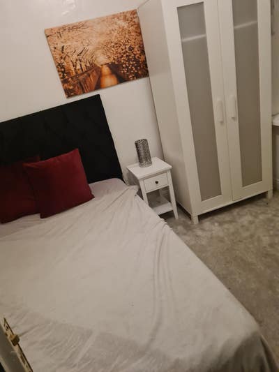 6* approx train to city centre & 18* approx bus Main Photo