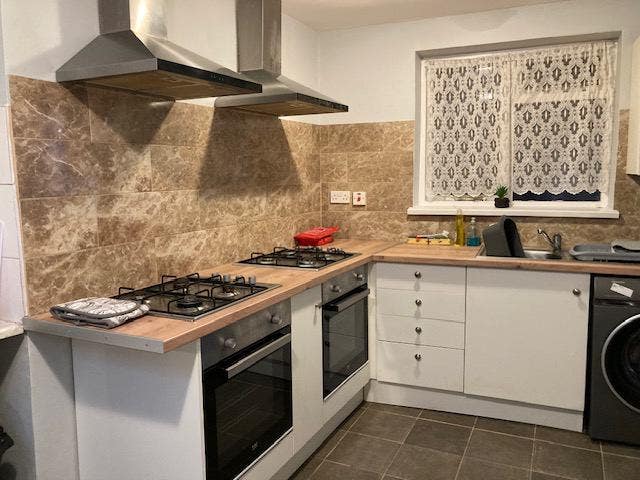 Large Double Room  with Storage- Caversham  Main Photo