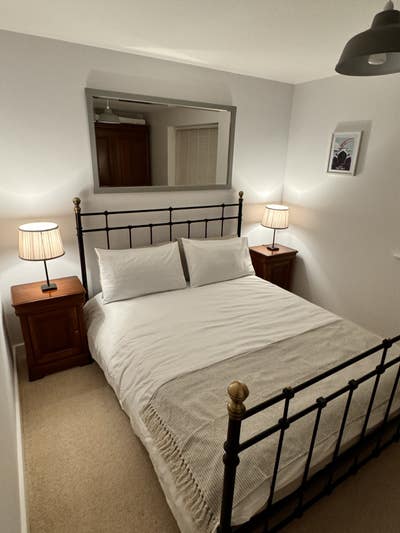 Large Double Bedroom in modern house Main Photo