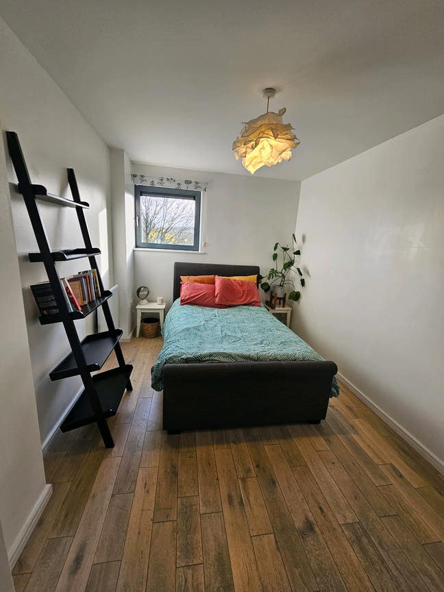 Spacious double bedroom  in modern flat Main Photo