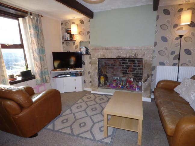 Large Double Room in Glossop House Share Main Photo