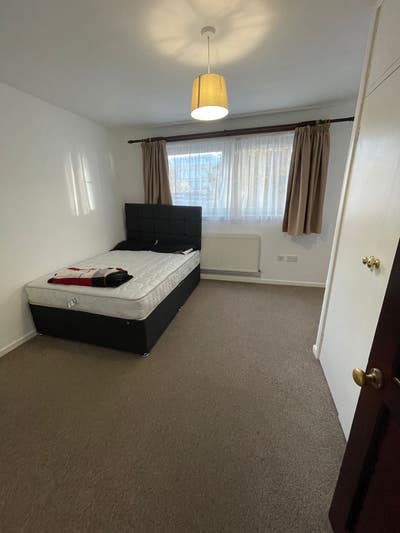 Large double room near Tube station Main Photo