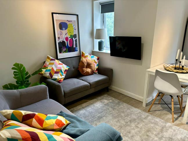 5-Bedroom Stylish Top-Floor Flat - Bills included! Main Photo