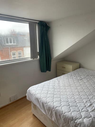 Large room with double bed with furniture included Main Photo