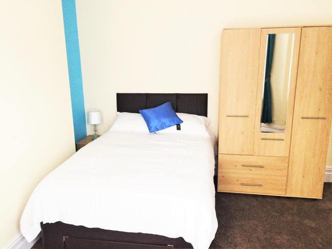 Great ensuite in a spacious shared house Main Photo
