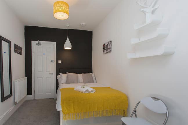 Lovely Townhouse nr to shops. All ensuite and TvS Main Photo