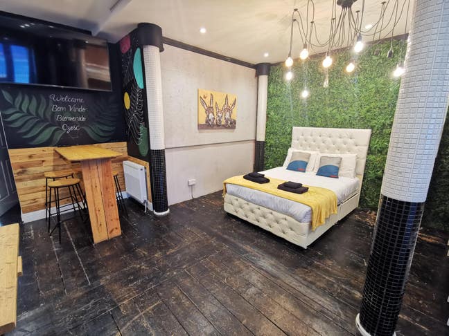 Room for up to 5 people Main Photo