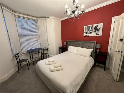 Newly refurbished self contained studio flat Main Photo