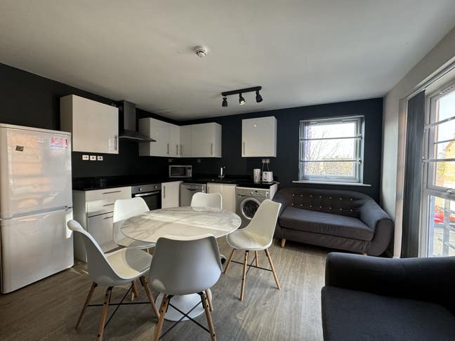 5 Bedroom Flat - Available Now - Bills Included! Main Photo