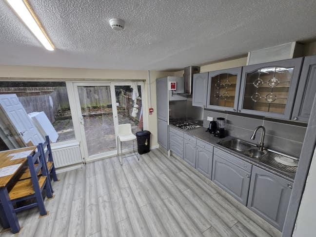 Rooms to Rent in a Nice & Quiet Area - DownsBarn.  Main Photo