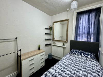 Single room in a family home beside the seaside Main Photo