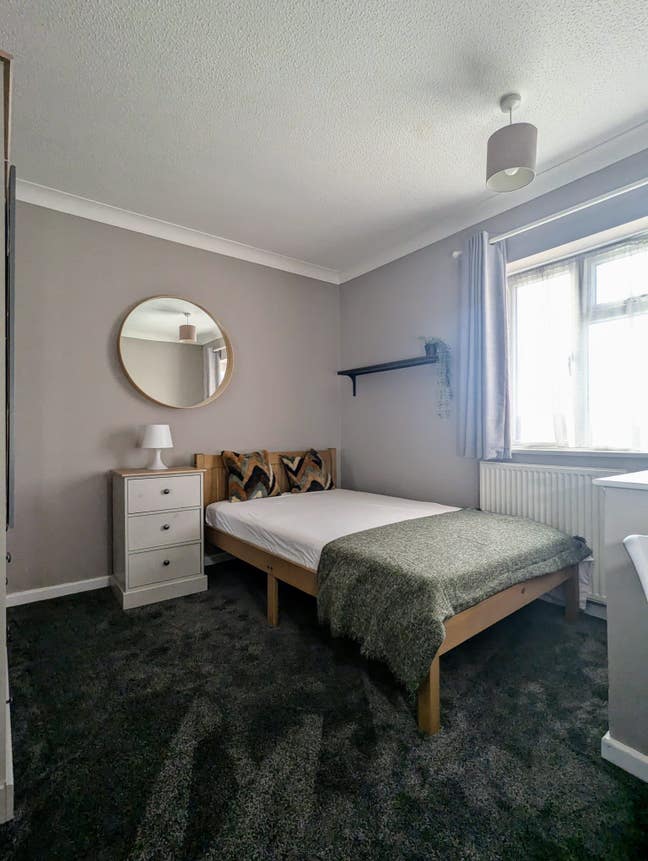 Modern Double Bed Room for Rent in Stoke Hill Main Photo