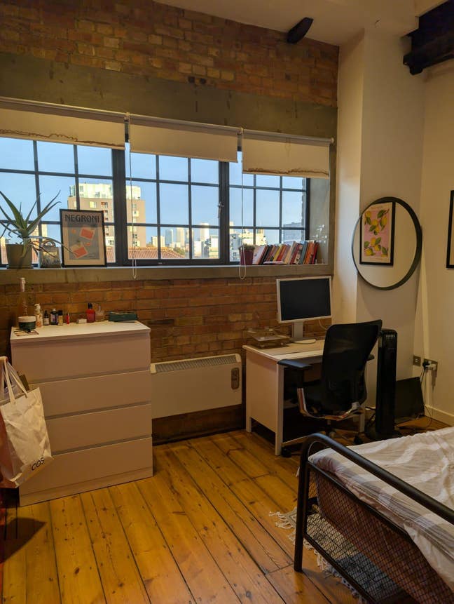 SHORT LET : Bright Loft Bedroom Near the City Main Photo