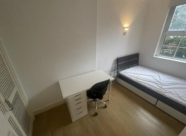 Spacious Double Room in Newly Decorated Flat Main Photo