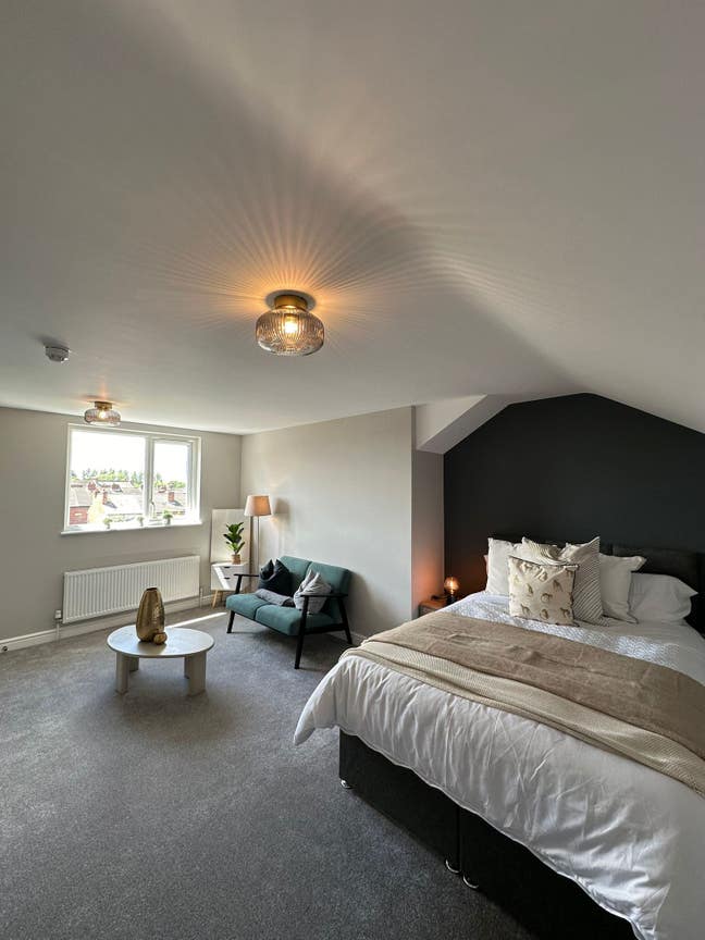 Spacious Attic Room with En-Suite Main Photo